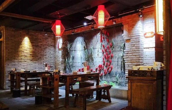 農(nóng)家火鍋店設(shè)計(jì)獨(dú)有的味，老房梁、長(zhǎng)板凳...